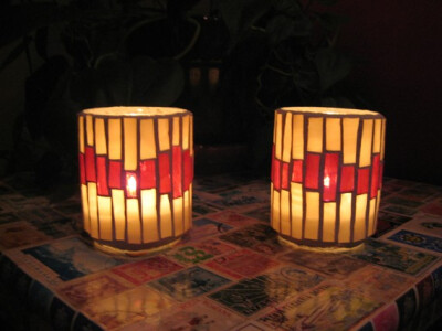 总是把烛台看成杯子，不过作为烛台它也没有令我失望 <a class='shortlnk' href='/s/1762fffdd' target='_blank' title='http://www.etsy.com/listing/53994332/pair-dark-pink-wave-mosaic-candle?ref=sr_gallery_25…