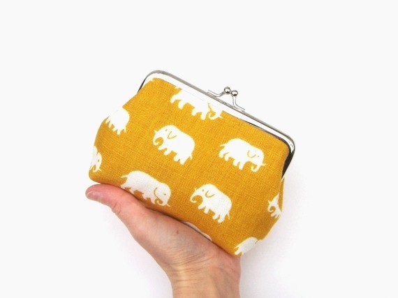 大象，大象，好黄的大象，蜡笔小星的台词 - Yellow elephants coin purse - <a class='shortlnk' href='/s/133a75aaa' target='_blank' title='http://www.etsy.com/listing/70975279/yellow-elephants-coin-purse?ref=tre-4d932e4bfc888eefee297a1f-16'>http://duitang.com/s/133a75aaa</a>