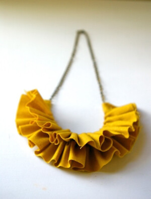手工制作的布艺项链. - <a class='shortlnk' href='/s/070b7f422' target='_blank' title='http://www.etsy.com/listing/62762250/linen-ruffle-necklace-in-mustard-antique?ref=tre-4d932e4bfc888eefee297a1f-11'>http://duitang.com/s/070b7f422</a>