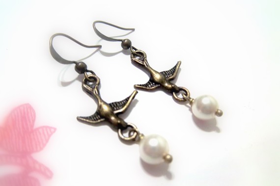 一对复古风范的耳饰~飞翔的鸟，Soar Away Sparrow Earrings~<a class='shortlnk' href='/s/06b5a2517' target='_blank' title='http://www.etsy.com/listing/70886595/buy-1-get-1-free-soar-away-sparrow?ref=v1_other_1'>http://duitang.com/s/06b5a2517</a>