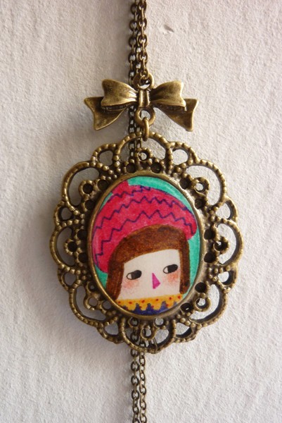 Winter Girl - Oval Based Vintage Necklace with Bow~复古的项链款式~而这正中的图案正是作者手绘之物，因此而显得非常特别~<a class='shortlnk' href='/s/01448bc43' target='_blank' title='http://www.etsy.com/listing/58579084/winter-girl-oval-based-vintage-necklace'>http://duitang.com/s/01448bc43</a>