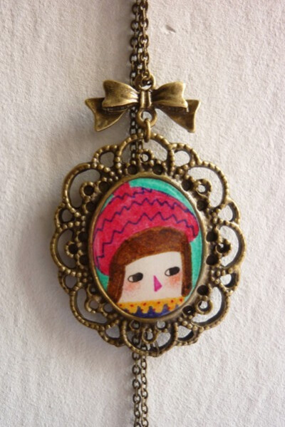 Winter Girl - Oval Based Vintage Necklace with Bow~复古的项链款式~而这正中的图案正是作者手绘之物，因此而显得非常特别~<a class='shortlnk' href='/s/01448bc43' target='_blank' title='http://www.etsy.com/…