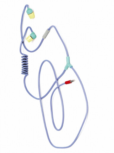 蓝色耳机，极简设计，色彩很雅致 (IPhone comp) <a class='shortlnk' href='/s/067e00a37' target='_blank' title='http://www.freudiankicks.com/en/webshop/product1036/'>http://duitang.com/s/067e00a37</a>