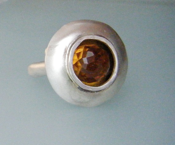 美国设计师laura Stamper 设计的纯银镶嵌宝石的戒指- Citrine Flying Saucer Ring - <a class='shortlnk' href='/s/04374cfbb' target='_blank' title='http://www.etsy.com/listing/64583798/citrine-flying-saucer-ring?ref=fp_treasury_5'>http://duitang.com/s/04374cfbb</a>