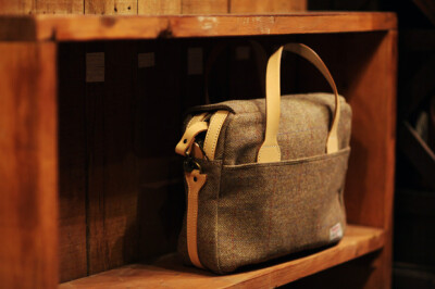 我想我喜欢这个包 <a class='shortlnk' href='/s/03ae8284f' target='_blank' title='http://hypebeast.com/2010/12/harris-tweed-x-pherrows-messenger-bag/'>http://duitang.com/s/03ae8284f</a>