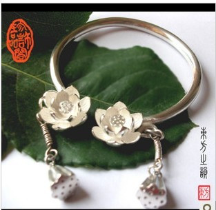 并蒂莲开--荷花莲蓬足银手镯-淘宝网 - - <a class='shortlnk' href='/s/079180ae7' target='_blank' title='http://item.taobao.com/item.htm?id=8191501621'>http://duitang.com/s/079180ae7</a>