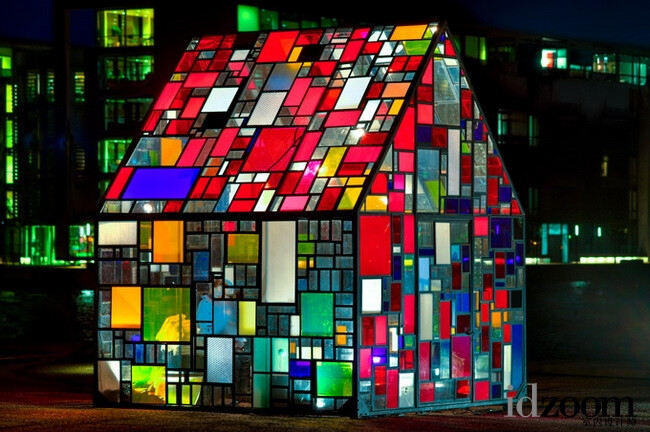 纽约艺术家 Tom Fruin 设计的彩色玻璃屋，少了点宗教的严肃感，多了点童话的梦幻味。 超级童话感的。好想进去住。 - - <a class='shortlnk' href='/s/1238d877f' target='_blank' title='http://www.idzoom.com/portal.php?mod=view&amp;aid=2197'>http://duitang.com/s/1238d877f</a>