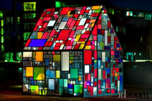 纽约艺术家 Tom Fruin 设计的彩色玻璃屋，少了点宗教的严肃感，多了点童话的梦幻味。 超级童话感的。好想进去住。 -  - <a class='shortlnk' href='/s/1238d877f' target='_blank' title='http://www.idzoom.com/portal.php?mod=view&amp;aid=2197'>http://duitang.com/s/1238d877f</a>