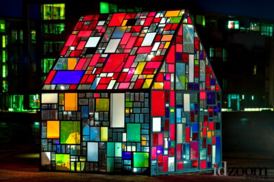 纽约艺术家 Tom Fruin 设计的彩色玻璃屋，少了点宗教的严肃感，多了点童话的梦幻味。 超级童话感的。好想进去住。 - - <a class='shortlnk' href='/s/1238d877f' target='_blank' title='http://www.idzoom.com/por…