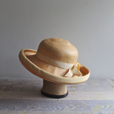 Vintage Straw Derby Hat~够特别~~很恬静的文艺气质~~<a class='shortlnk' href='/s/141786282' target='_blank' title='http://www.etsy.com/listing/72423506/vintage-straw-derby-hat'>http://duitang.com/s/1417…