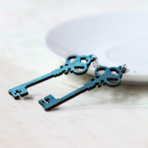 开启心灵之门的钥匙，环保再生材料制成的哦<a class='shortlnk' href='/s/02fd4dcaa' target='_blank' title='http://www.shopruche.com/key-to-the-past-wooden-indie-earrings-p-5904.html'>http://duitang.com/s/02fd4dcaa</a>