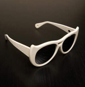 猫眼复古眼镜，白色框框，热爱啊-Tsumori Chisato  -<a class='shortlnk' href='/s/1574109ce' target='_blank' title='http://www.forwardforward.com/fwd/DisplayProduct.jsp?d=F&amp;s=C&amp;c=Mar+30&amp;n=n&amp;product=TSUM-WA28'>http://duitang.com/s/1574109ce</a>