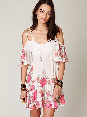 肩部的設計是亮點！花朵的分佈也很美<a class='shortlnk' href='/s/170a9d2c' target='_blank' title='http://www.freepeople.com/whats-new-dresses/border-print-flutter-dress/'>http://duitang.com/s/170a9d2c</a>