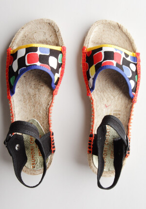 让人想起童年的一双凉鞋来自Tsumori Chisato <a class='shortlnk' href='/s/03d3ae046' target='_blank' title='http://www.lagarconne.com/store/item.htm?itemid=11309&amp;sid=169'>http://duitang.com/s/03d3ae046</a>