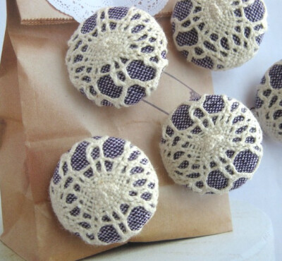蕾丝钩织，手工包扣<a class='shortlnk' href='/s/1442e8c0e' target='_blank' title='http://www.etsy.com/listing/72625087/zakka-soothing-purple-cream-crochet'>http://duitang.com/s/1442e8c0e</a>