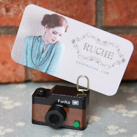照片夹，便签夹子，放在桌前 <a class='shortlnk' href='/s/13a222ea3' target='_blank' title='http://www.shopruche.com/worth-a-thousand-words-camera-card-stand-p-4240.html'>http://duitang.com/s/13a222ea3</a>