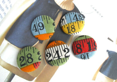 彩色的皮尺，册量一下的快乐指数-Cloth Fabric Buttons 1.25 Inch <a class='shortlnk' href='/s/17fffddec' target='_blank' title='http://www.etsy.com/listing/71870694/zakka-big-size-colorful-measuring-tap…