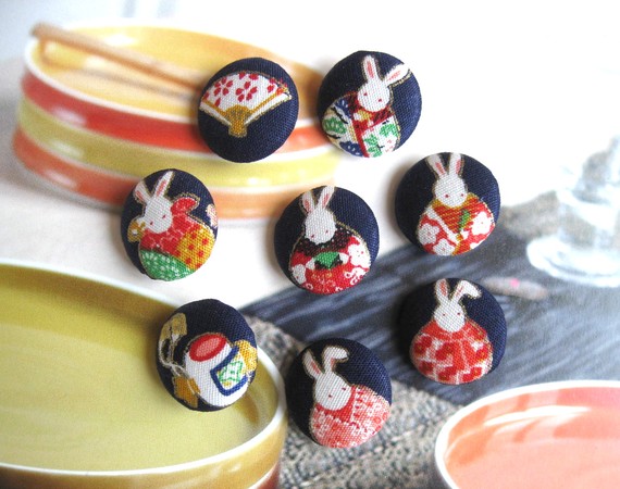 日本小兔子<a class='shortlnk' href='/s/07d7c3129' target='_blank' title='http://www.etsy.com/listing/69668975/zakka-navy-dark-blue-japanese-rabbit'>http://duitang.com/s/07d7c3129</a>