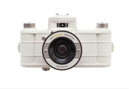 Lomography Sprocket Rocket White Edition ~这款Sprocket是Lomo家族的新人，登场之态非常高调~确实也非?？醻本来想买那款针孔的，不过有人说性价比不高<a class='shortlnk' href='/s/17d14777b' target='_blank' title='http://china.shop.lomography.com/cameras/sprocket-rocket-white-edition'>http://duitang.com/s/17d14777b</a>