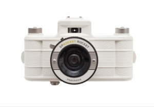 Lomography Sprocket Rocket White Edition ~这款Sprocket是Lomo家族的新人，登场之态非常高调~确实也非常酷~本来想买那款针孔的，不过有人说性价比不高<a class='shortlnk' href='/s/17d14777b' target='_blank' title='http://china.shop.lomography.com/cameras/sprocket-rocket-white-edition'>http://duitang.com/s/17d14777b</a>