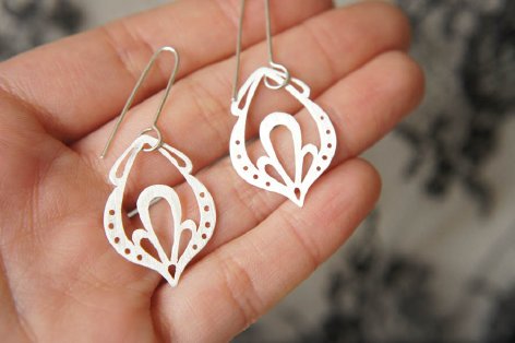 田园风格的女生挺适合的 Lingerie Pendeloque Earrings <a class='shortlnk' href='/s/063fb22ee' target='_blank' title='http://supermarkethq.com/product/lingerie-pendeloque-earrings-sterling-silver-hand-cut'>http://duitang.com/s/063fb22ee</a>