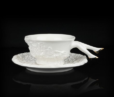 下午茶时间到 。。。<a class='shortlnk' href='/s/075d9acc' target='_blank' title='http://supermarkethq.com/product/blaue-blume-tea-cup-white-with-gold-shoes'>http://duitang.com/s/075d9acc</a>