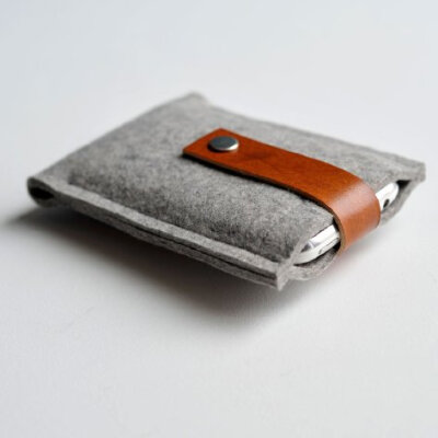 看着质感真的挺好的 <a class='shortlnk' href='/s/054d2dfb2' target='_blank' title='http://supermarkethq.com/product/iphone-case-wool-felt-and-leather'>http://duitang.com/s/054d2dfb2</a>