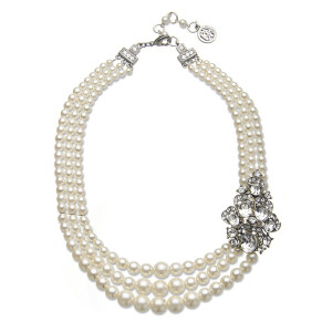 别具一格<a class='shortlnk' href='/s/17a1a4799' target='_blank' title='http://www.charmandchain.com/products/three-strand-pearl-necklace-with-deco-brooch'>http://duitang.com/s/17a1a4799</a>