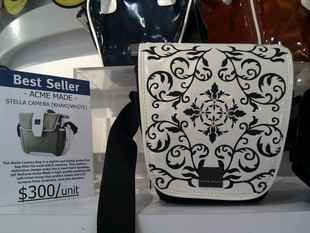 终于看到一款心水的单反包了~美国品牌ACME，暗花设计很漂亮~而且还有黑白两款~<a class='shortlnk' href='/s/058188613' target='_blank' title='http://item.taobao.com/item.htm?id=4888381361'>http://duitang.com/s/058188613</a>