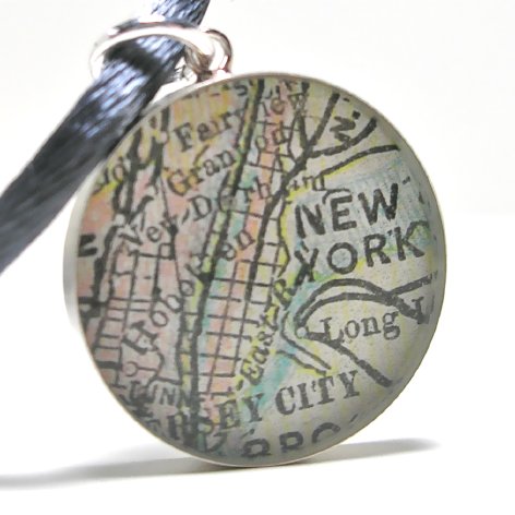 喜欢这个图案，New York <a class='shortlnk' href='/s/12eefd24b' target='_blank' title='http://supermarkethq.com/product/new-york-1899-antique-map-necklace'>http://duitang.com/s/12eefd24b</a>