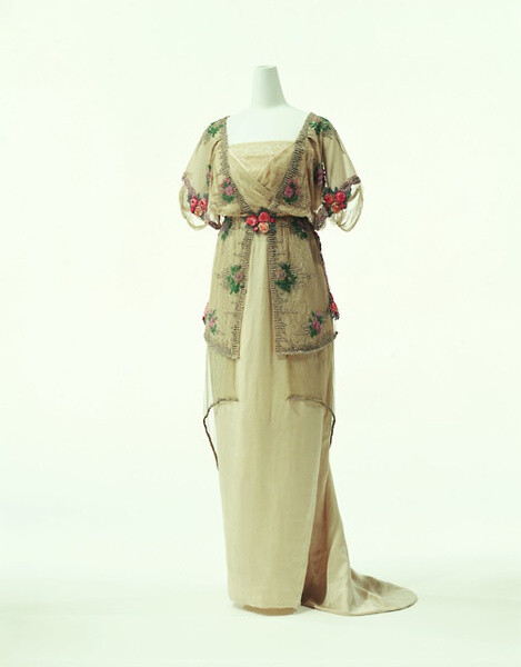 Antique Clothes <a class='shortlnk' href='/s/11d612ffb' target='_blank' title='http://site.douban.com/widget/photos/164672/photo/970727519/'>http://duitang.com/s/11d612ffb</a>