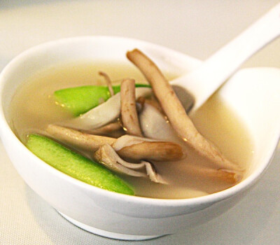 原则上。饭前喝汤比饭后喝汤好。丝瓜茶树菇汤