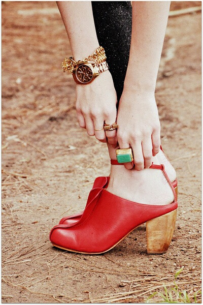 红舞鞋。红木鞋。木质的戒指和鞋子都是亮点。