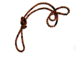 很好的装饰品   <a class='shortlnk' href='/s/0489d4ea' target='_blank' title='http://supermarkethq.com/product/extra-long-tigerwood-beaded-necklace'>http://duitang.com/s/0489d4ea</a>