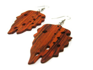 好像叶子的形状~  <a class='shortlnk' href='/s/161badd25' target='_blank' title='http://supermarkethq.com/product/leaf-with-ant-bites-earrings-cocobolo-wood'>http://duitang.com/s/161badd25</a>