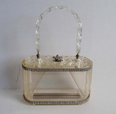 复古50年代的许多雕刻有机玻璃钱包由Planetclairevintage Vintage 50&#39;s Carved Lucite Purse with Lots of Rhinestones <a class='shortlnk' href='/s/0436922d5' target='_blank' title='http://www.etsy.com/l…