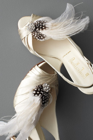 羽毛可以摘下来的 <a class='shortlnk' href='/s/07beeff25' target='_blank' title='http://www.bhldn.com/the%2Dshop%5Fshoes/festooned%2Dshoe%2Dclips%2Dwhite'>http://duitang.com/s/07beeff25</a>