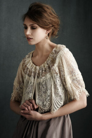 披在婚纱外面的小外套  <a class='shortlnk' href='/s/111fbbebe' target='_blank' title='http://www.bhldn.com/the%2Dshop%5Fcover%2Dups/turnabout%2Dlace%2Dcoverlet'>http://duitang.com/s/111fbbebe</a>