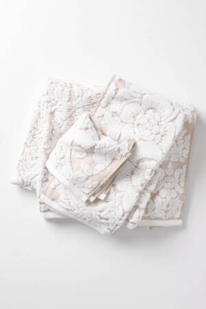 Perpetual Blooms Towels -超简约的毛巾，很素很素<a class='shortlnk' href='/s/04431e494' target='_blank' title='http://www.anthropologie.com/anthro/catalog/productdetail.jsp?id=993101&amp;catId=HOME-NEUTRAL-HOME&amp;pushId=HOME-NEUTRAL-HOME&amp;popId=HOME-COLOR-PICK&amp;navAction=j'>http://duitang.com/s/04431e494</a>