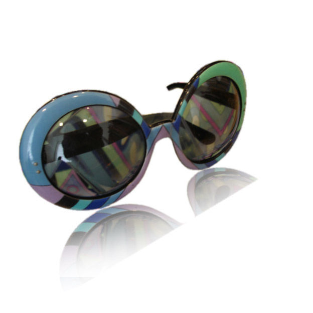 1960年代的Emilio Pucci - 1960s Emilio Pucci Matching Sunglasses and Scarf 复古眼镜<a class='shortlnk' href='/s/17edf1352' target='_blank' title='http://fashion.1stdibs.com/avl_item_detail.php?id=4934'>http://duitang.com/s/17edf1352</a>