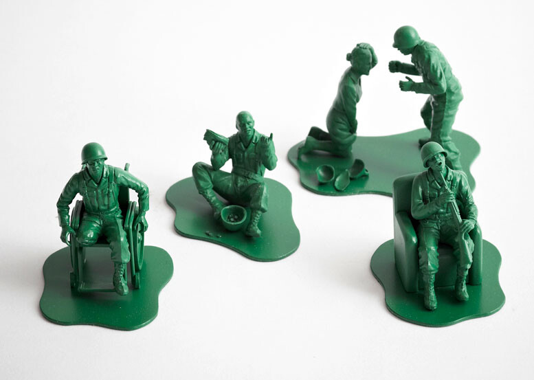 你还记得这些嘛？ Casualties of War Dorothy_0025a Casualties of War Toy Soldiers <a class='shortlnk' href='/s/11294cb14' target='_blank' title='http://www.wearedorothy.com/art/casualties-of-war/'>http://duitang.com/s/11294cb14</a>