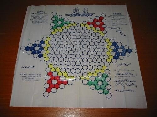  这个是塑料的 以前玩的都是玻璃弹珠 在一个大的纸盒子里 上面有空洞 经常和老妈玩 哈哈 还有特定的步法~~~