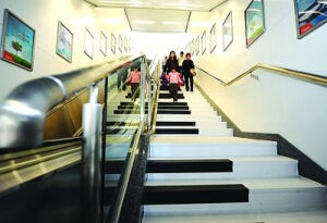 南京地铁二号线学则路站内的“楼梯钢琴”，趴楼梯的时候可以产生美妙的钢琴音~~