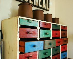 按颜色分类你的物品 <a class='shortlnk' href='/s/16a90bc2d' target='_blank' title='http://www.wanelo.com/all-products/primitive+handmade+48+DRAWER+huge+storage+cabinet+by+shop13-62191.html'>http://duitang.com/s/16a90bc2d</a>