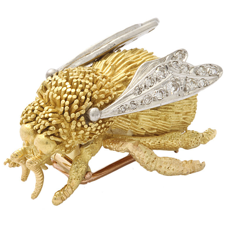 Tiffany - TIFFANY-FRANCE Gold and Diamond Bee Pin - Gallery 47 1950年代法国设计的复古首饰<a class='shortlnk' href='/s/13471f7c9' target='_blank' title='http://jewelry.1stdibs.com/jewelry_item_detail.php?id=26494'>http://duitang.com/s/13471f7c9</a>