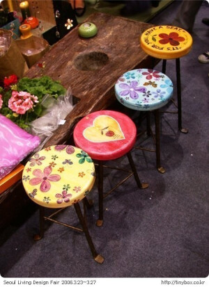 我把喜歡的小花全部花再凳子上,托起你的夢想.