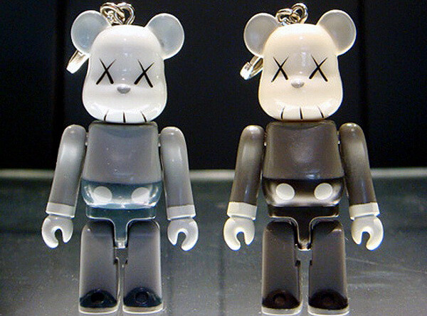 original fake 5周年 kaws companion 70% be@rbrick 钥匙圈 - 有看