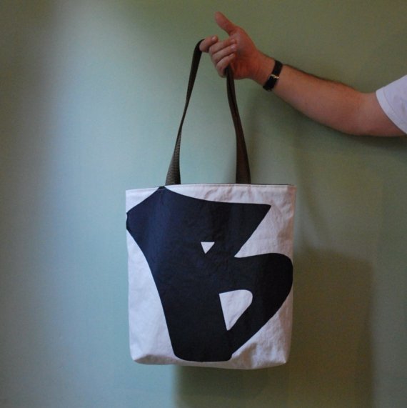 字母B款<a class='shortlnk' href='/s/0fc0d7de' target='_blank' title='http://www.etsy.com/listing/45328087/recycled-sail-tote-black-graffiti-letter'>http://duitang.com/s/0fc0d7de</a>