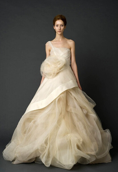 Vera Wang 婚纱 <a class='shortlnk' href='/s/04dc6003a' target='_blank' title='http://www.douban.com/photos/photo/980930123/'>http://duitang.com/s/04dc6003a</a>