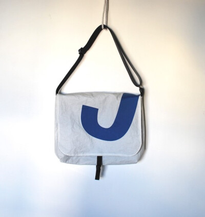 字母J<a class='shortlnk' href='/s/0b2296d4' target='_blank' title='http://www.etsy.com/listing/66405898/upcycled-sail-messenger-bag-blue-letter'>http://duitang.com/s/0b2296d4</a>